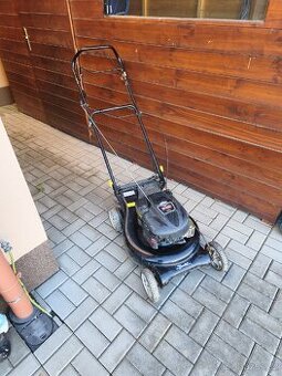 Benzínová sekačka s pojezdem