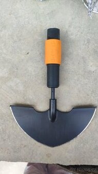 Fiskars ořezávač trávníku QuikFit