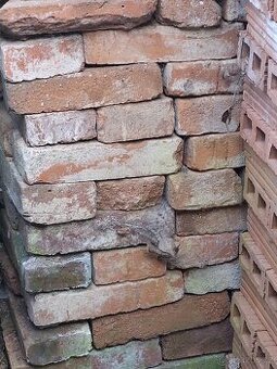 Použité očištěné cihly plné