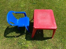 Plastový červený stolek s modrou židličkou pro děti