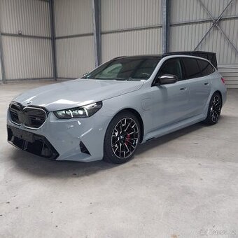 BMW M5 Touring xDrive Carbon - NOVÝ VŮZ, M-Driver