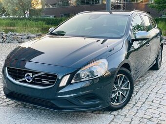 Volvo V60 2.0D 120KW 5VALEC AUTOMAT SENZORY VÝHŘEV R-DESIGN