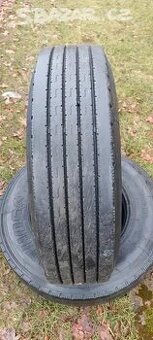 Prodám 2x zimní vodící nákladní pneu 235/75R17.5