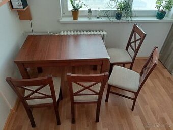 jídelní stůl a židle