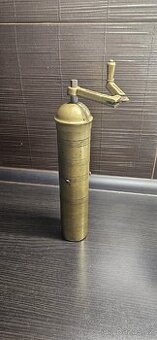 Starý mosazný mlýnek na kávu