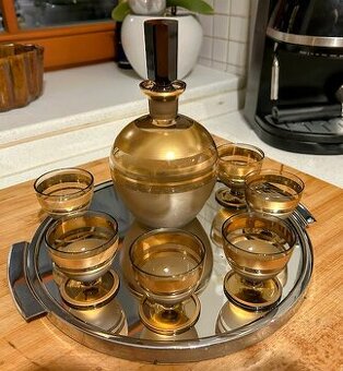 Karafa se šesti pohárky,kouřové sklo se zlacenými detaily