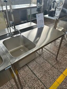 Nerezový dřez s pracovní plochou