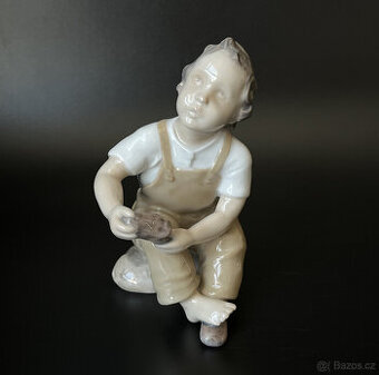 Bing & Grondahl Soška Chlapec s botou 13 cm Kodaň