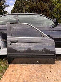 Pravé přední dveře bmw e30 sedan