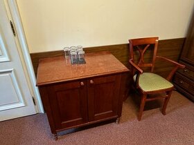 Dřevěná komoda, noční stolek