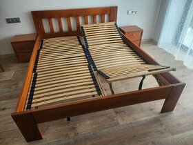 Dřevěná manželská postel s rošty a nočními stolky