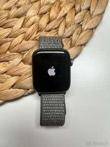 Chytré hodinky Apple Watch series 4 - 1