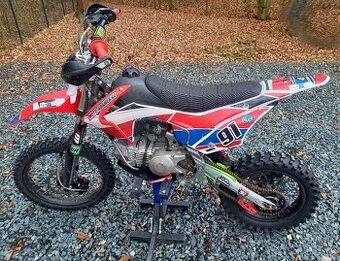 Dva pitbike s motorem Daytona a s motorem Stomp Detroit 170