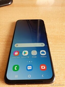 Funkční Samsung A40 bez nabíječky.