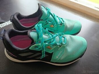 Adidas trekova obuv