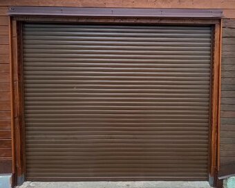 Garážová roleta hnědá