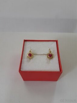 Zlaté náušnice s růžovým kamínkem