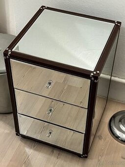 Zrcadlová komoda – 3 zásuvky, kožené detaily, krásný stav