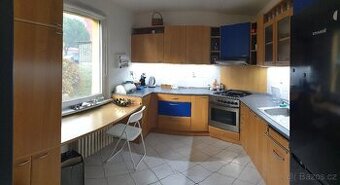 kuchyň s funkčními spotřebiči v zachovalém stavu