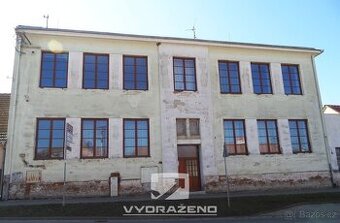 Dvoupodlažní dům (cca 400 m2), pozemky 1.130 m2. Dolní Kouni