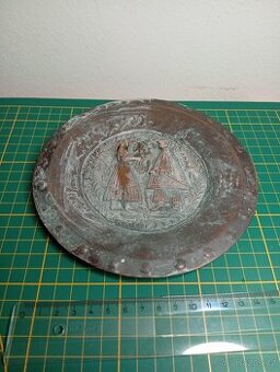 STAROŽITNÝ MĚDĚNÝ TALÍŘ TEPANÝ