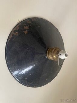 Stará industriální závěsná lampa