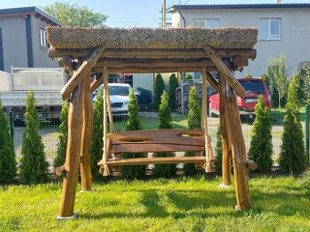 Dubová houpačka. Houpačka. Dřevěná houpačka.