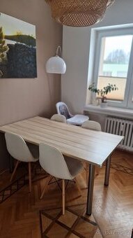 Prodám jídelní stůl bez židlí