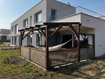 Terasa, přístřešek dřevěný.