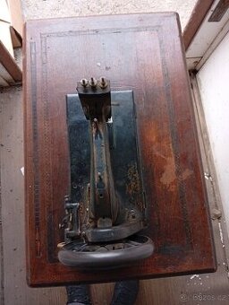 STAROŽITNÝ ŠICÍ STROJ