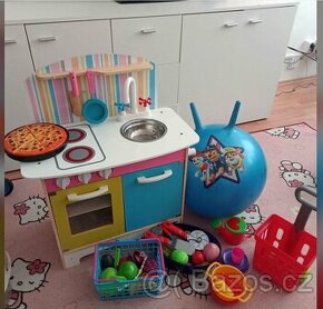 dětská kuchyňka s vybavením