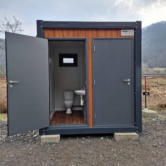 Obytný kontejner o rozměru 2,4 x 2,4 m včetně WC