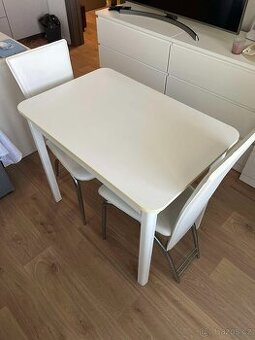 Jídelní stůl s židlemi - 1