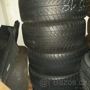 245/45/18 Goodyear 7mm zimní 4ks