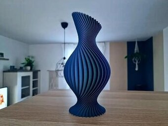 Designová váza s dynamickým krouceným tvarem