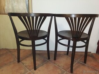 Polokřesla Thonet-vějíře.