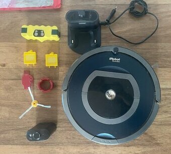 iRobot Roomba 786 + zeď + náhradní díly