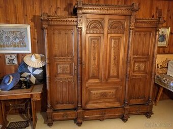 Starožitná skříň/komoda umělecká