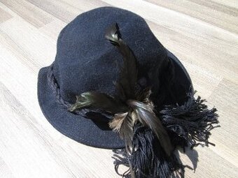 dámský klobouk v dobovém, mysliveckém stylu