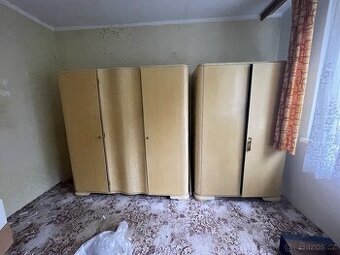 Velké šatní skříně a obývací stěna