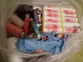 Nitě bílé, barevné, lemůvky, jehly do stroje