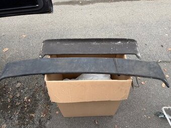Zadní křídlo a nasávač vzduchu Škoda