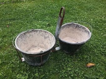 Držák dvou kýblů na vrátek