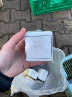 Výpínač na světlo a zátky do zásuvky