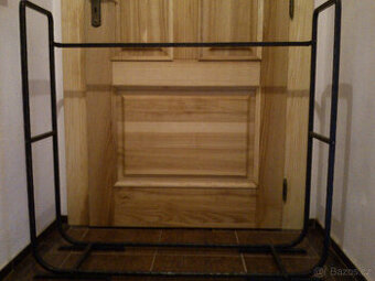 Nepoužitý kovaný zásobník na palivové dřevo