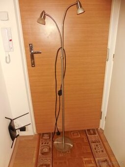 stojací lampa chrom