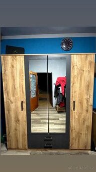 Šatní skříň se zrcadlem