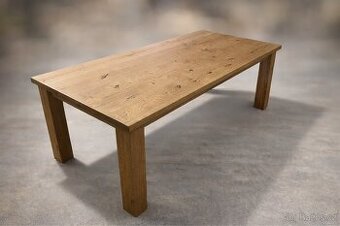 Celomasivní dubový jídelní stůl