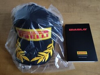 Originální čepice a chytré hodinky Formule 1 Pirelli