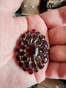 Brož český granát